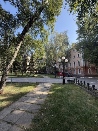 Продам 2-х кімнатну квартиру на середньому поверсі з видом на Березовий сквер - фото 1