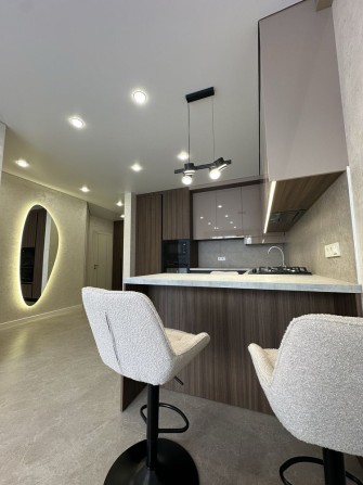 Продам 2-кімнатну квартиру . Новобудова з ремонтом - фото 1