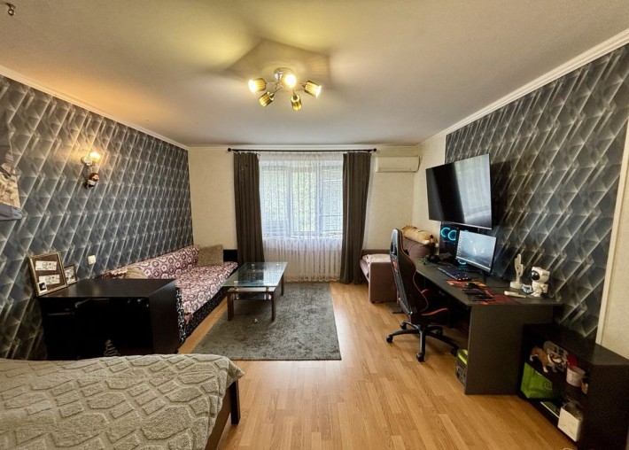 Простора 1-к квартира 50 м² (можна в 2-к), вул. Олександра Бідного - фото 1
