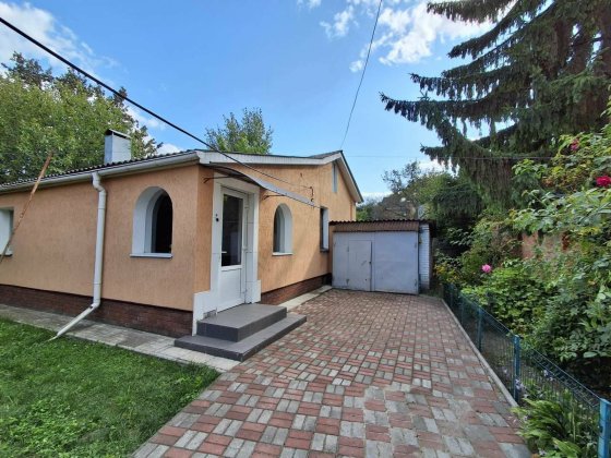 Продаж двохкімнатної квартири на землі в центрі. Сумы