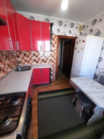 Продам укомплектовану 2к.кв біля Атріуму - фото 1