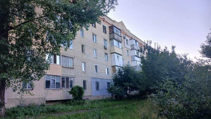 Трьох кімнатна квартира у цегляному будинку 4 поверхх - фото 1