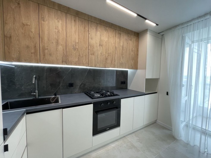 Продаж квартири з дизайнерським ремонтом та меблями - фото 1