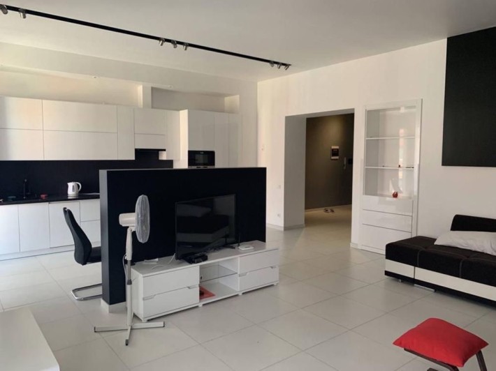 Продам стильну квартиру-студію з дизайнерським ремонтом - фото 1