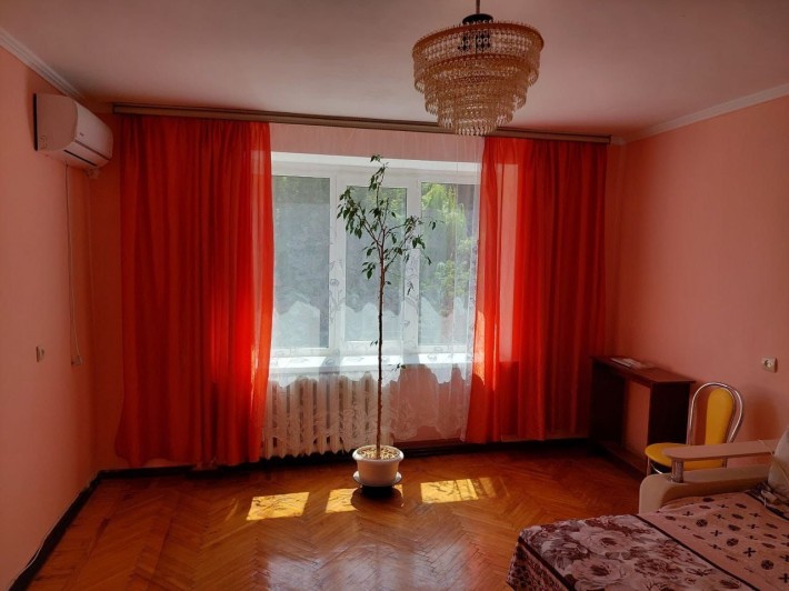 2к квартира в центрі, цегляний будинок, не високий поверх - фото 1
