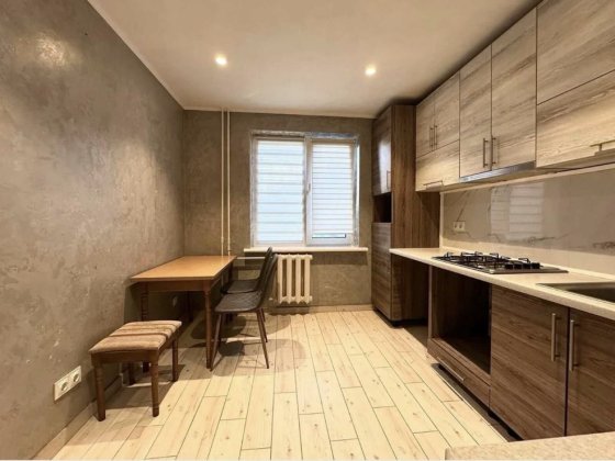 Продам 3 кімнатну чешку, район вул. Комарова Черновцы