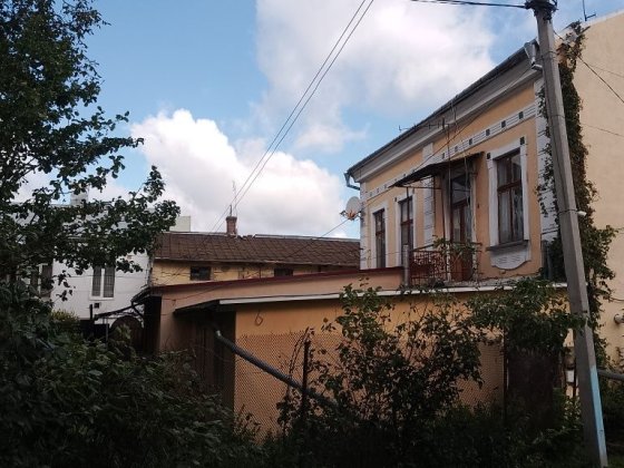1-кімнатна 16,5 м² у центрі Чернівців — 1 поверх, газ, можливість добудови. Чернівці
