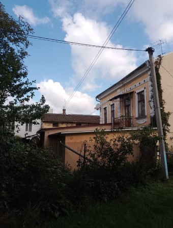 1-кімнатна 16,5 м² у центрі Чернівців — 1 поверх, газ, можливість добудови. - фото 1