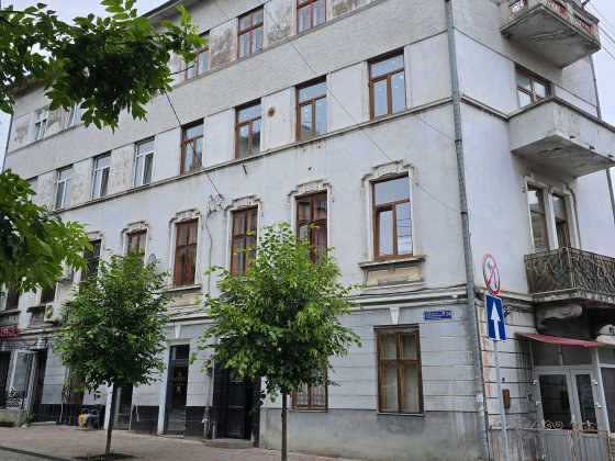 Продам 2-кімнатну квартиру в ЦЕНТРІ міста вул.Б.Хмельницького з САУНОЮ та БАСЕЙНОМ Черновцы