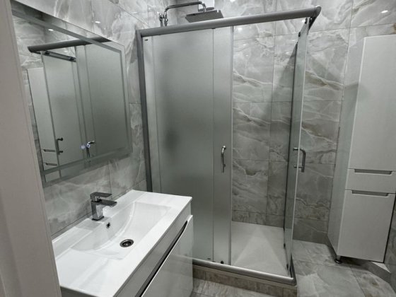 Продам 3 кімнатну квартиру в новобудові з ремонтом і гаражем Черновцы