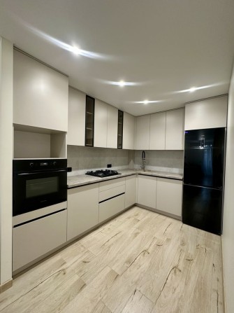 Продаж квартири вул. Злуки - фото 1