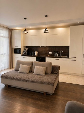 Простора квартира 96 м² з терасою та паркінгом - фото 1