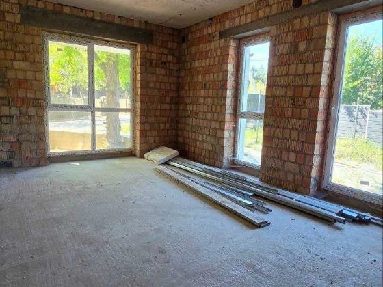 Продаж великої трикімнатної новобудови з власним двором Черновцы