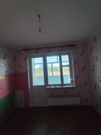 ПРОДАЮ 1-кім.Кв.39м2 "Ул.План."Кух.9м2. Вел.Кімната, Балкон застекл. Ванна-Санвузол ізольовані - фото 1