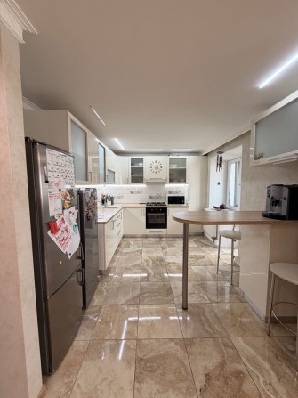 В продажу простора 3 кімнатна квартира - фото 1