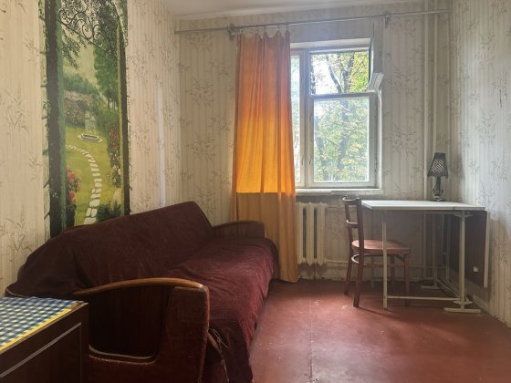Срочно!Продам 2х кімн кв вул. Довженка, 2й поверх, можно під програми. Чернигов