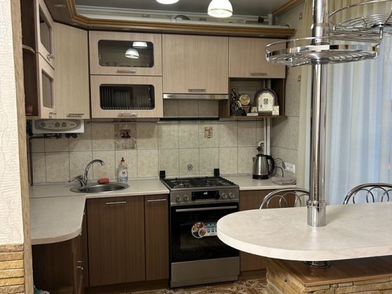 Продам 2 кімнатну квартиру 3/5 з А/О , ремонтом і меблями в самому центрі міста. Початок вулиці Покр Житомир