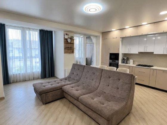 Продаж стильної 3- кімнатної квартири з кухнею-студією, загальною площею 82 м². Чернигов
