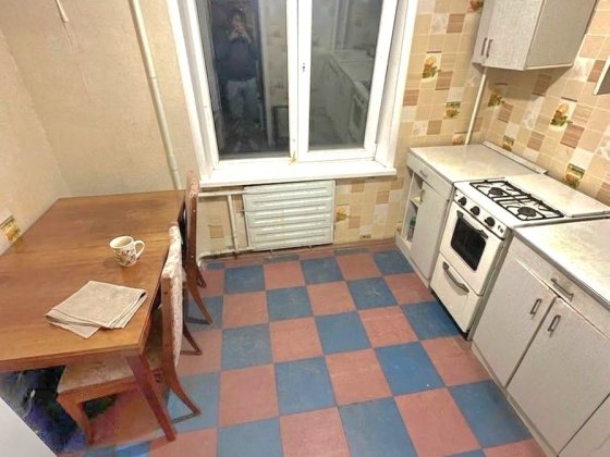 ПРОДАМ 1кв пр. Юбилейный (Универсам)4/9эт. цена 12 000 у.е. Запорожье