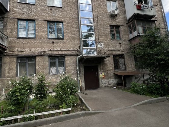 Продаж 2 кімнатна просторна поряд Центр держ програми