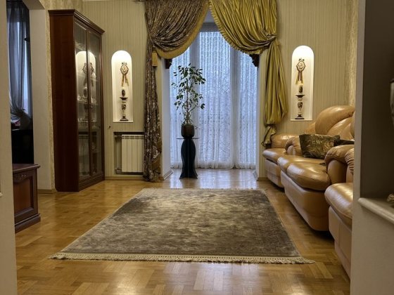 4-х кімн. ПМ квартира пл. Маяковського з кап.гаражем у дворі Запорожье