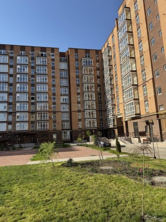 Велика 3 кімнатна квартира в новобудові - фото 1