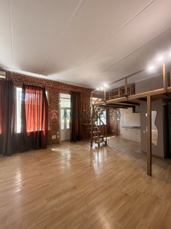 Продам 2 комнатную квартиру в центре - фото 1