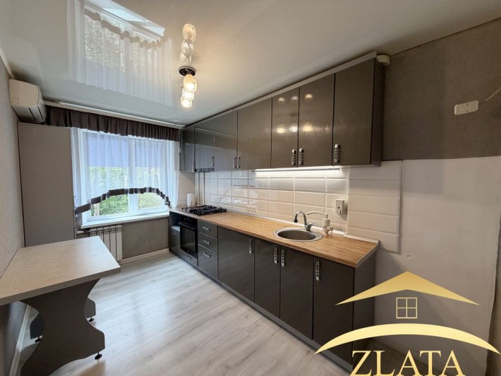 Продаж 3-к квартири з ремонтом в  ЦЕНТРІ , вул. Перемоги - фото 1