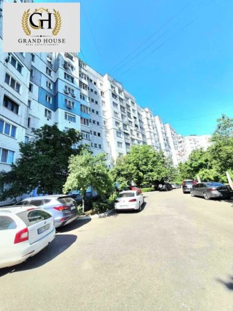 Продам великогабаритну 4-и к/к, 82 м2 на вул. Державності. - фото 1