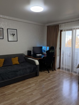 Продам 2-кімнатну квартиру з ремонтом, Комунарський район, вул. Космічна - фото 1