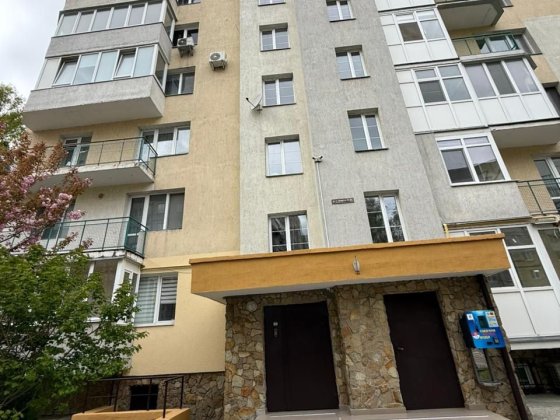 Продаж 3 кімнатної квартири по вул Шафарика 6а забудовник Галбуд 2013 р 
Площа 90,7
Поверх 10/10
Сан Львов