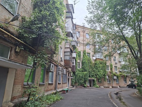 Продам 2 к квартиру район Славянского ТЦ Днепр