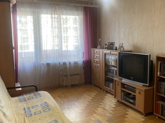 Продам трехкомнатную квартиру на Бородинском возле Сельпо,владелец Запорожье