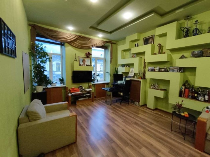 Продаж квартири в центрі міста - фото 1