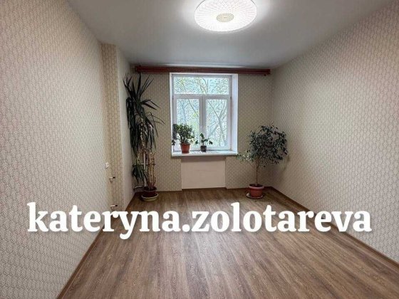Продам 2 комнатную квартиру в Сталинке 3эт/9 с лифтом,  м. Захисників України, по пр Героев Харькова Харьков