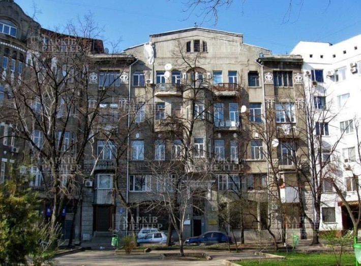 D1M Продам простору гостинку в історичному будинку з ліфтом. Центральна частина міста. - фото 1
