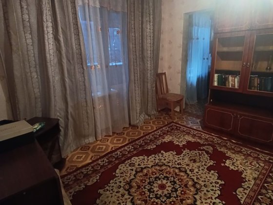 Продаю 2 ком кв Космонавтов ( стройринок)4/5, "гостинка" Николаев