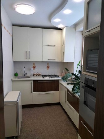 Первый дом от метро Студенческая продам 3к.кв.с капитальным ремонтом - фото 1
