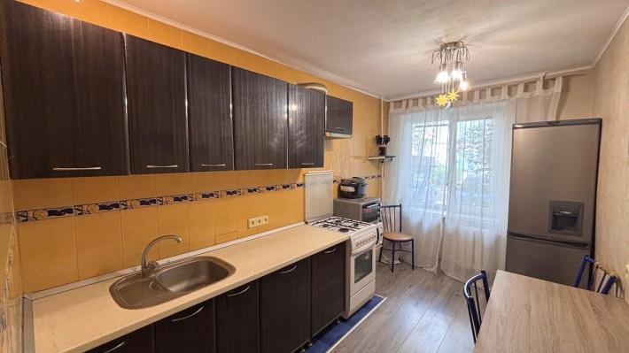 Продам 3к улучшенку 1й эт/9и кухня 9м газ, кирпич, м. Ботсад - фото 1
