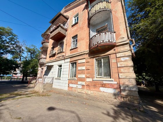 Продается просторная двухкомнатная квартира 60м2 (сталинка) на ЮТЗ. Николаев