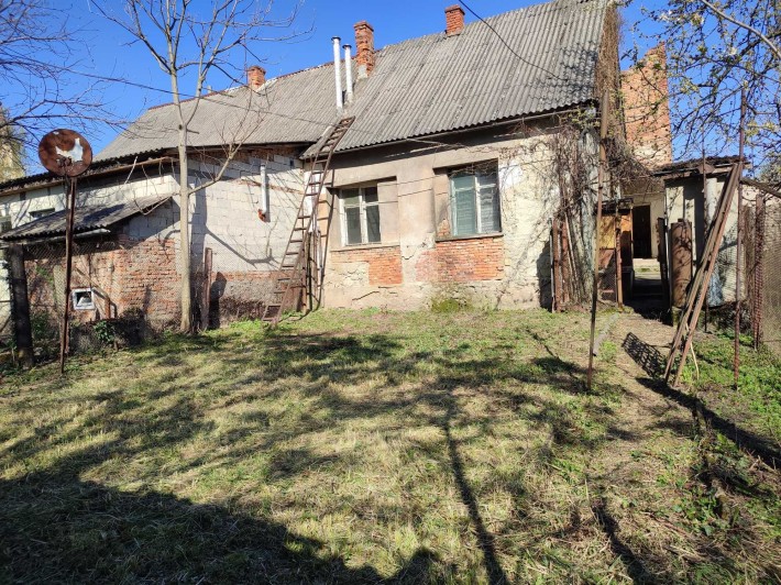 Півбудинка з окремою ділянкою і двором в центрі міста - фото 1