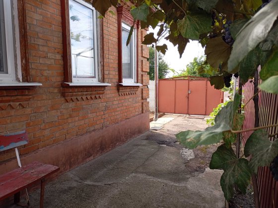 Продається пів будинку з газовим та пічним опаленням (не по сертифікату). Можливий обмін на квартиру Олександрія