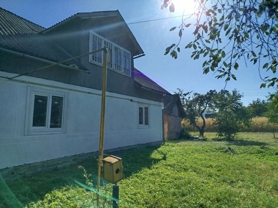 Будинок та земля в Карпатах, біля центру селища Берегомет