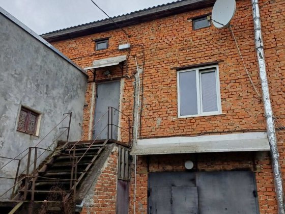 Будок з гаражем і подвір'ям Бережаны