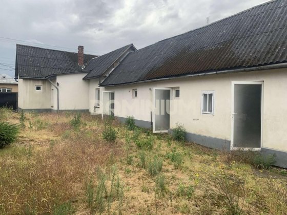 Продається житловий будинок з комерційними приміщеннями в м.Виноградів Виноградов