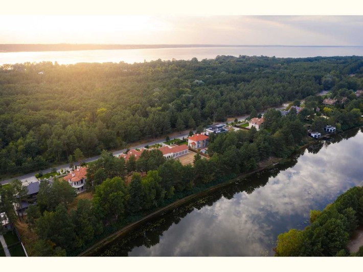 Резиденція на воді 923 м²  48 соток  берегова лінія 69 м - фото 1