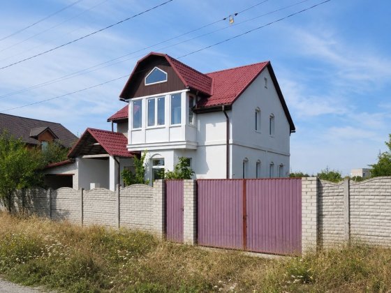 Продам просторный двухэтажный дом в Дергачах. Дергачи