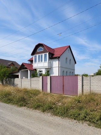 Продам просторный двухэтажный дом в Дергачах. - фото 1