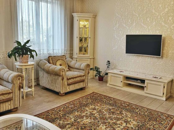 Продам власний 3-поверховий будинок + літній будинок. Власник .