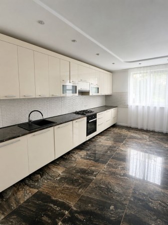 Просторий будинок 210 м² на ділянці 25 соток - фото 1